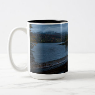 De Café Em Dois Tons Lareira à Beira do Lago no Outono Caneca Preta