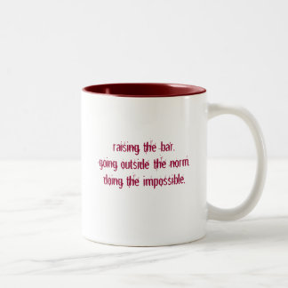 De Café Em Dois Tons Levantando o branco/vermelho da caneca do bar