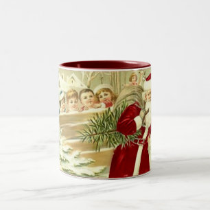 De Café Em Dois Tons Miúdos que olham a caneca do papai noel