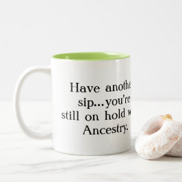 De Café Em Dois Tons Na posse com a caneca do Dois-Tom da ascendência