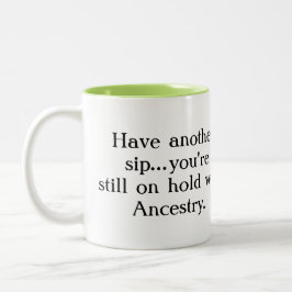 De Café Em Dois Tons Na posse com a caneca do Dois-Tom da ascendência