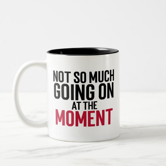 De Café Em Dois Tons Nada Demais Acontecendo No Momento Caneca Clássica (Esquerda)