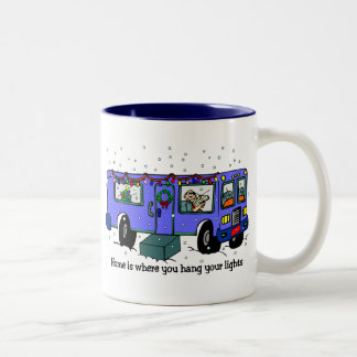 De Café Em Dois Tons Natal na caneca da estrada