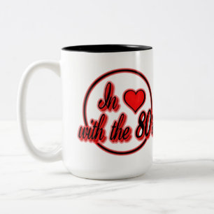De Café Em Dois Tons No amor com a caneca vermelha retro do logotipo do