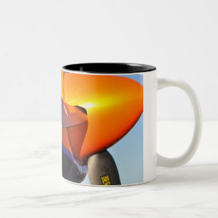 De Café Em Dois Tons O ar compete a caneca