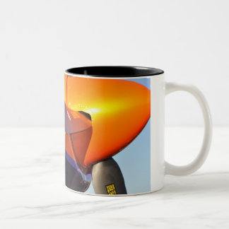 De Café Em Dois Tons O ar compete a caneca