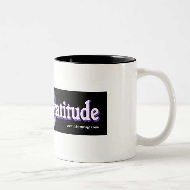 De Café Em Dois Tons O espírito passa a caneca da gratitude da prática (Direita)