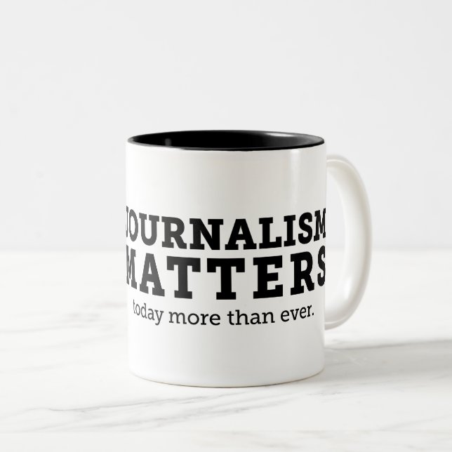 De Café Em Dois Tons O jornalismo importa hoje caneca (Frente Esquerda)
