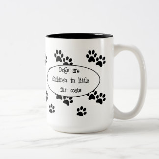 De Café Em Dois Tons Os cães são crianças na caneca pequena dos casacos