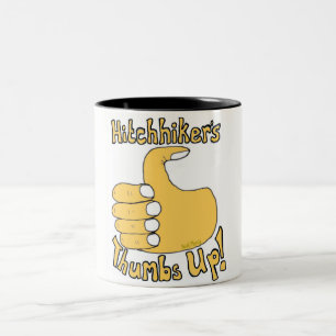 De Café Em Dois Tons Os polegares do Hitchhiker levantam a caneca
