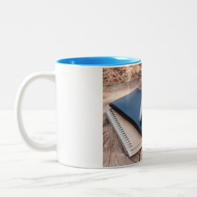 De Café Em Dois Tons Paz & caneca quieta da escrita do Diário (Esquerda)