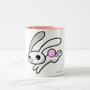 De Café Em Dois Tons Salto o coelho com a caneca cor-de-rosa macia do
