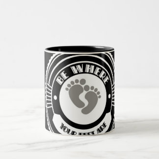 De Café Em Dois Tons Seja onde seus pés estão - caneca do Dois-Tom
