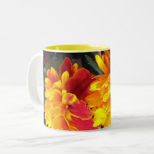 De Café Em Dois Tons Sempre na caneca do cravo-de-defunto da flor