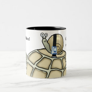 De Café Em Dois Tons Tartaruga e caracol curvados acima. Caneca do