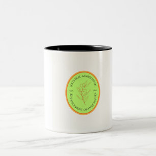 De Café Em Dois Tons Uma caneca com o logotipo da NAAOP (uma abordagem