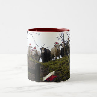 De Café Em Dois Tons Vacas que vestem a caneca do presente do Natal dos