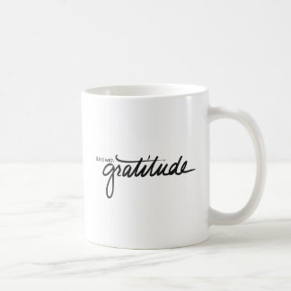 De Café Enchido com a caneca da gratitude