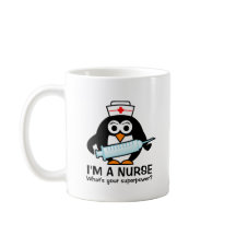 Enfermeira engraçada canta caneca com enfermeira d