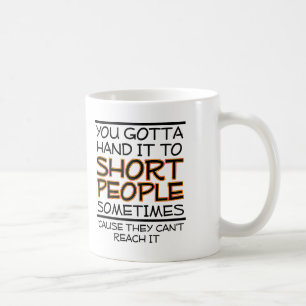 De Café Entregue-o à Caneca Engraçada das Pessoas Baixas
