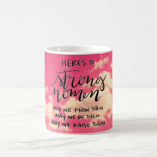 De Café Está aqui à caneca forte das mulheres (Centro)