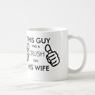 De Café Esta cara tem um esmagamento em sua caneca da