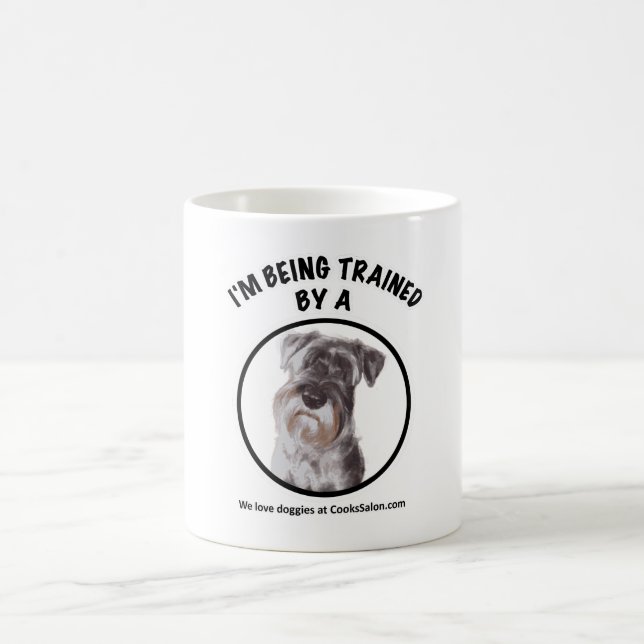 De Café Estou sendo treinado por uma caneca Schnauzer (Centro)