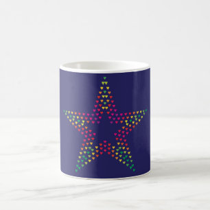 De Café estrela feita com corações em caneca