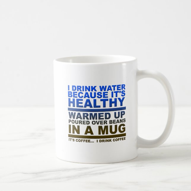 De Café Eu Bebo Água Caneca Engraçada (Direita)