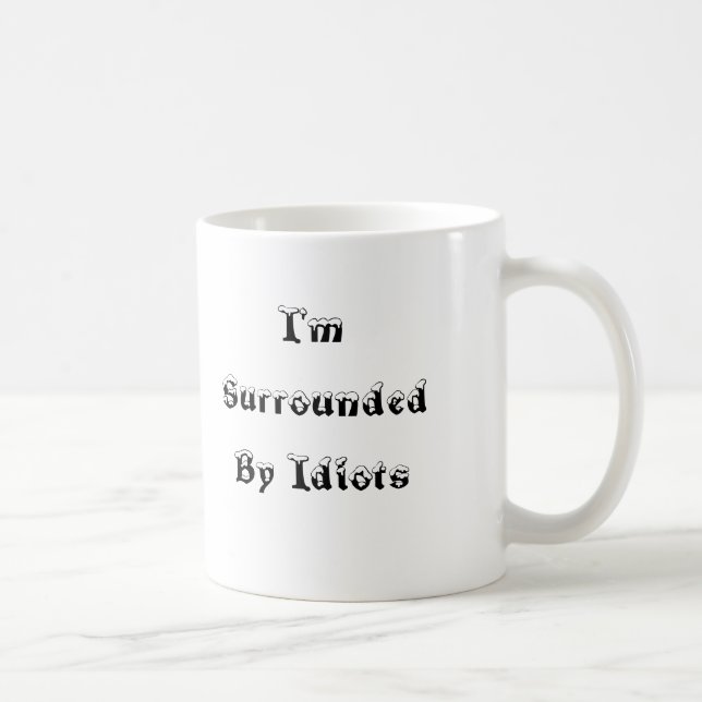 De Café Eu sou cercado por idiota - caneca (Direita)