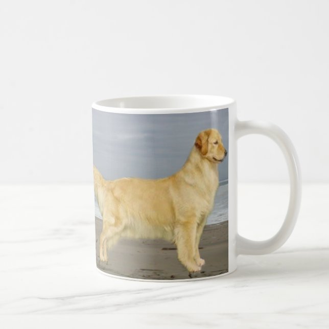 De Café Golden retriever na caneca da praia (Direita)