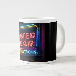 De Café Grande Caneca com Logotipo da Busted Bear Productions