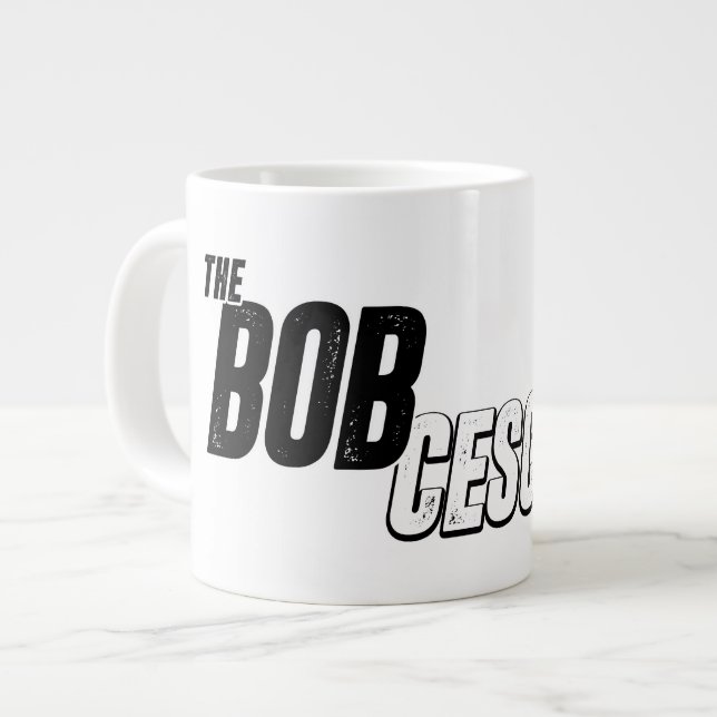 De Café Grande Caneca Gigante do Bob Cesca Show Logo (Frente Esquerda)