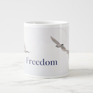 De Café Grande Caneca que celebra a liberdade