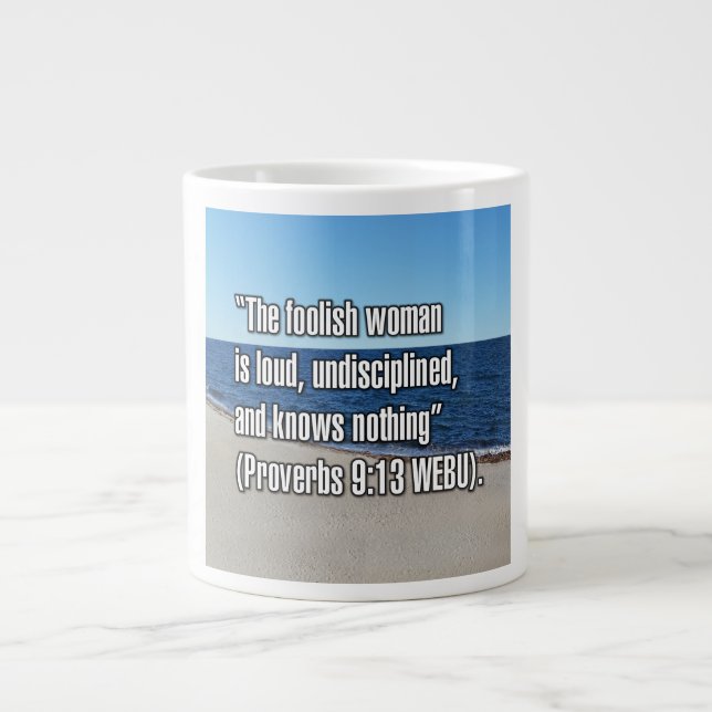 De Café Grande Provérbios 9:13 WEBU Caneca (Frente)