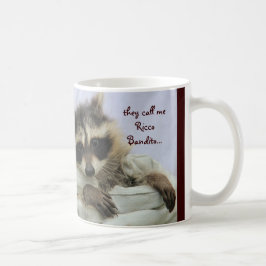 De Café Guaxinim bonito do bandido, roubando sua caneca do