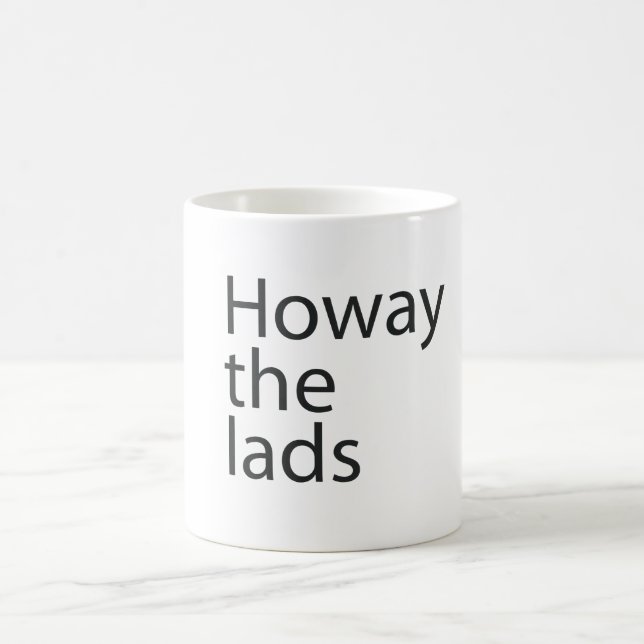De Café Howay os rapazes na caneca preta da escrita (Centro)
