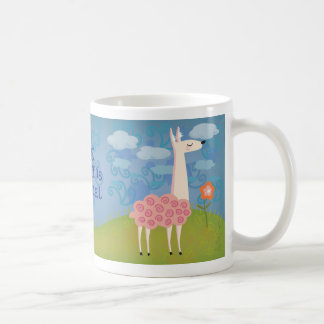 De Café Lama cor-de-rosa na caneca da cume