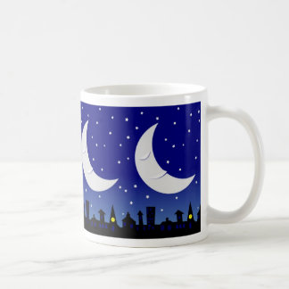 De Café Lua sonolento sobre a caneca da cidade