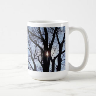 De Café Luz do sol através da caneca das árvores