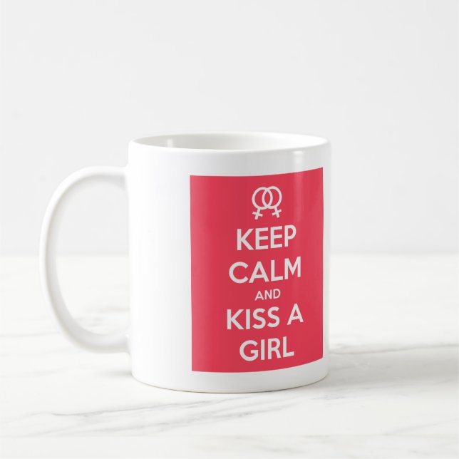 De Café Mantenha a calma e beije uma caneca da menina (Esquerda)