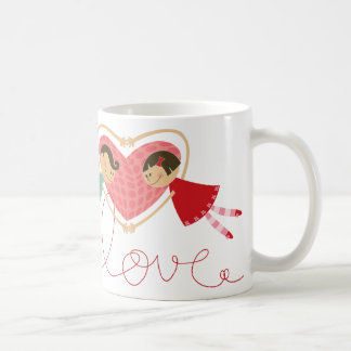 De Café Menino e menina dos desenhos animados na caneca do