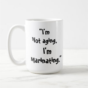 De Café Não Estou Velho, Estou Marinando Caneca Divertida