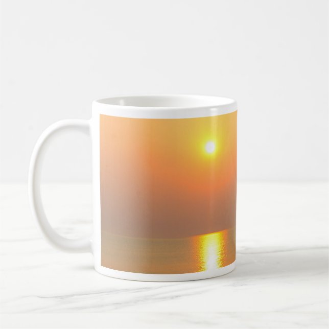 De Café Nascer do sol sobre o mar. Caneca branca clássica (Esquerda)