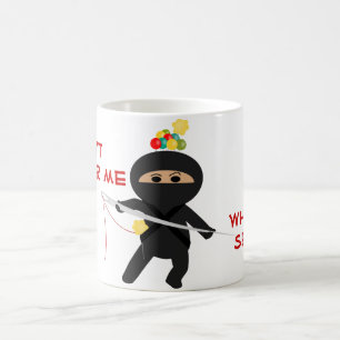 De Café Ninja com a caneca da agulha Sewing