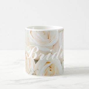 De Café Noiva do casamento a ser caneca com rosas brancos
