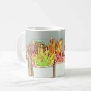 De Café O lápis da sala da arte coloca o cheio da caneca