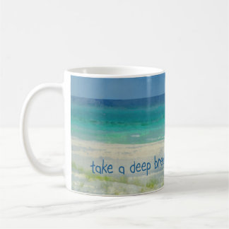 De Café O oceano toma uma caneca da respiração profunda