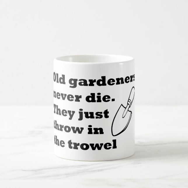 De Café Os jardineiro idosos nunca morrem caneca (Centro)