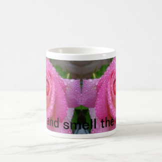 De Café Pare e cheire a caneca dos rosas